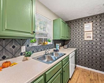 Comfortable Stay Private Hot tub W Arcade - Sevierville - Kitchen