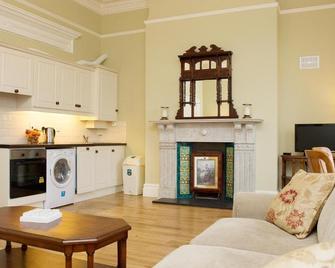 Glencourt Apartments - Dublin - Living room