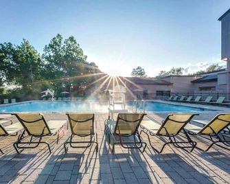 Heritage Hotel, Golf & Conference Center - Southbury - Piscina