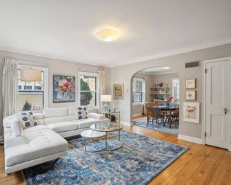 New! The Mckinley House (3-Bedroom Condo) - Eau Claire - Living room