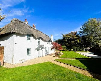 April Cottage, luxurious accommodation for coast and forest with pool & hot tub - Hordle - Building