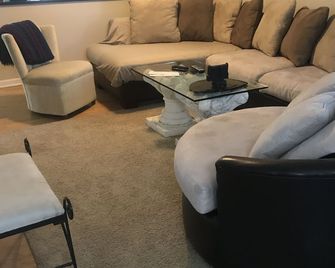 Two Bedroom Home Walking Distance from Cedar Lake - Cedar Lake - Living room