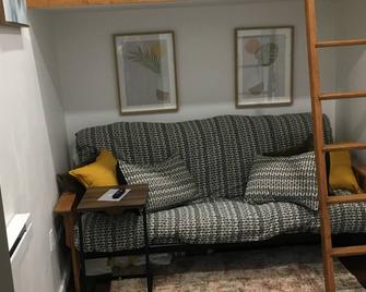#1 Tiny Home - Waterfront in Old Town Bastrop - Bastrop