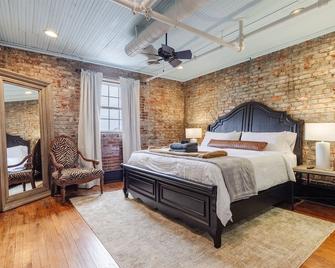 The Loft 23/ Stay on Main St - Anderson - Bedroom