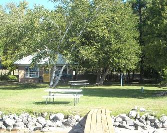 Stay on the water--Incredible Crystal Lake Lake Front Cottage! - Beulah - Patio