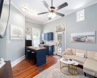 Martin B- historic district apt with pool - Ocala - Living room