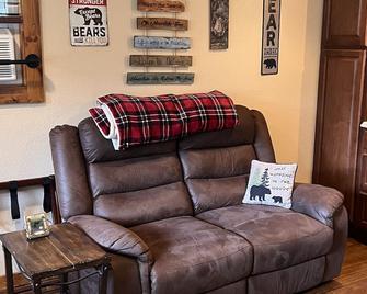 Charming Updated Rustic Studio. Excellent Location Close To Town & Rmnp! - Estes Park - Wohnzimmer