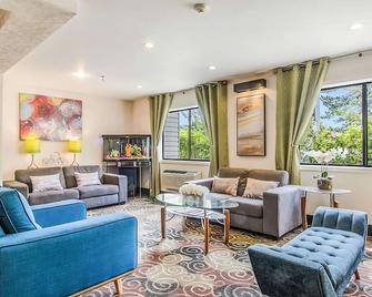 Look No Further! Pet-friendly Property with FREE Parking and Breakfast! - Poulsbo - Sala de estar