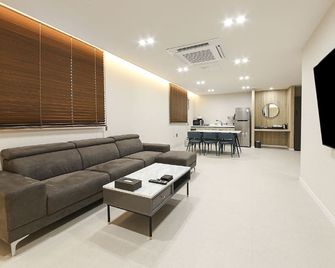 Mokpo Brown Dot Hotel Namak Branch - Mokpo - Wohnzimmer