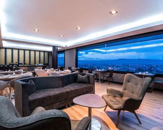 دبل تري باي هيلتون بوجوتا سالتير إيه آر - بوغوتا - مطعم