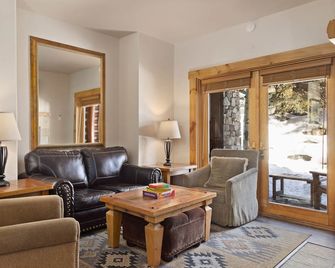 The Highline Retreat: 2 bed/2bath | Ski, Soak, Sip - Telluride - Living room