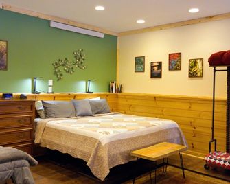 Bison Pines-Peace & Quiet South of Custer on 51 acres. No Cleaning Fee! - Hot Springs - Bedroom