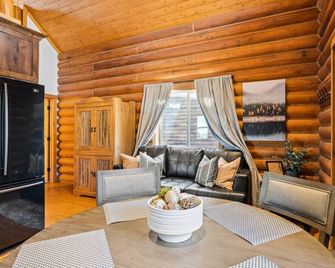 Stunning Cabin Rental for Glamping Escapes Between Bryce Canyon and Zion National Park - Alton
