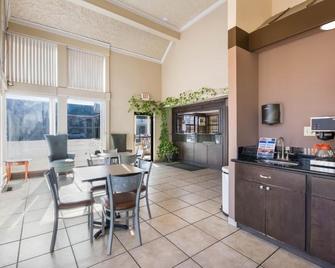 Econo Lodge Inn & Suites - Oklahoma City - Dining room