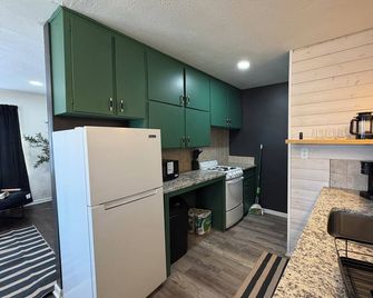 Derby Digs - Cozy King! Near Park! - Derby - Cocina