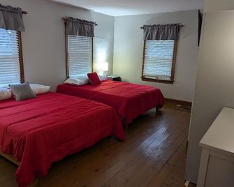 The Manx Manor - Fire Pit - 1.1 Acres - Hot Tub - Lewis Center