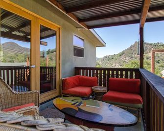 Sparkling Gem Set Between Mountain and Ocean - Topanga - Balcón