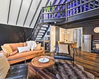 Pet-Friendly Cabin with Hot Tub in Pocono Lake! - Pocono Pines - Living room