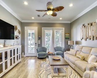 Walk to Beach Stunning Gulfport Getaway - Gulfport - Living room