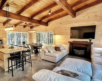 Charming 4-bedroom chalet with AC and WiFi in fabulous New Richmond - New Richmond - Living room