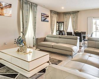 15 Mi to Dtwn Indianapolis Family-Friendly Home! - Brownsburg - Living room