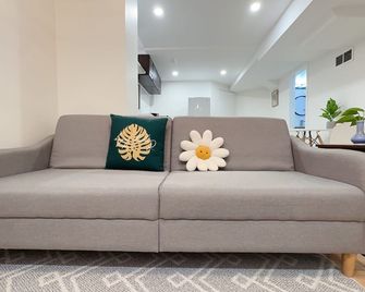 Beautiful Cozy Private Entry Basement Apartment - Markham - Living room