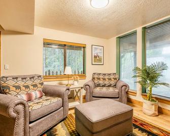 Mt Hood Cabin! Remodeled, 2500 Sq Ft, Sleeps 12! - Rhododendron - Living room