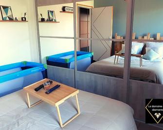 Fraisier, hotel artres - valenciennes - Artres - Habitación