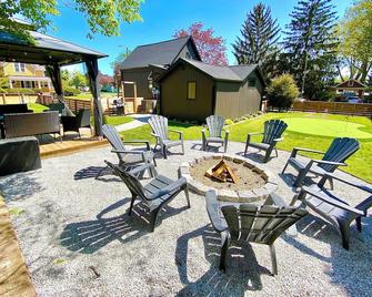 Stylish Downtown Kingsville Getaway with Putting Green, Firepit & Games - Kingsville - Patio