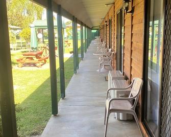 Deniliquin Country Club Motor Inn - Deniliquin - Patio