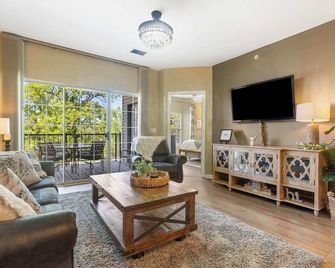 Fairview Escape - Holiday Hills Branson - Golf - Outdoor Pools - Branson - Living room