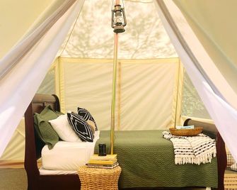 GlampVentures 'Royal Rest' Bell Tent @ river/lake near the Smoky Mtn. - Newport - Bedroom
