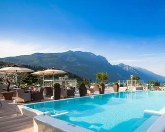 Hotel Kristal Palace - Tonellihotels - Riva del Garda - Πισίνα