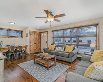 Pottawattamie Place - near Dunes, Beach, & Casino - Michigan City - Huiskamer