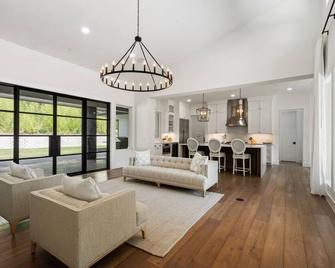 Rollingwood Treehouse - West Lake Hills