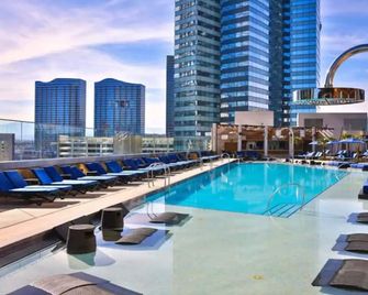Outstanding Jockey Club Condos On The Strip - Paradise - Piscina