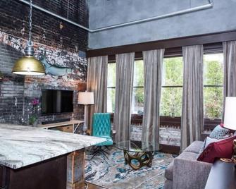 80 Lex 202 Iconic Location - Asheville - Living room