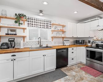 Hometown Fave - Spacious 2-Bdrm Cottage Near Downtown Albany & Close To Osu - Albany - Küche