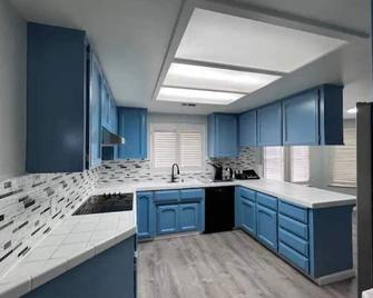 Entire 3 BR & 2 BA house for business and family - Modesto - Kitchen