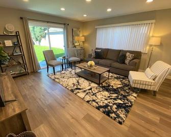 Burbank Luxury 2-Story Home with Amazing Views!!! - Burbank