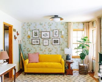 Large Mid Century Home - Pool, Hot Tub, Tiki Bar, Bridal Suite, Patio, 4 Acres - Ankeny - Living room