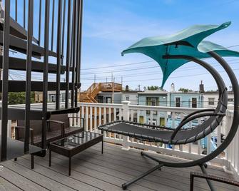 Pristine Townhouse With Rooftop Deck Near Canton! - بالتيمور - شرفة