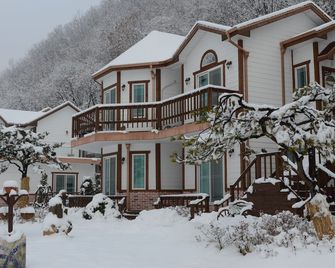 Forest of Color Pension - Hongcheon - Building