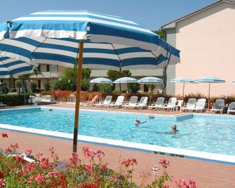 Oleandri Suite Hotel - Vada - Bazén