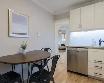 Casa Queen East - Modern 2BR Suite in Leslieville - 多倫多 - 廚房