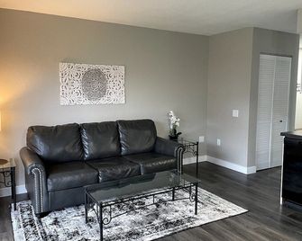 New Remodeled Luxury Condo By The Lake, No Stairs! - Branson - Living room