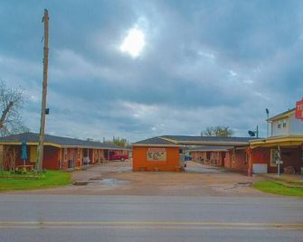 Houston | 2 Queen Bed - Edna - Building