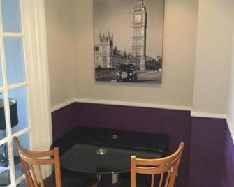 Constantine Court Homestay - Shepton Mallet - Dining room