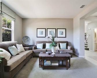 Cheerful Executive 4-bedroom residential home - Tracy - Wohnzimmer