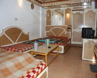 Hotel Gulmarg Regency - Shimla - Bedroom